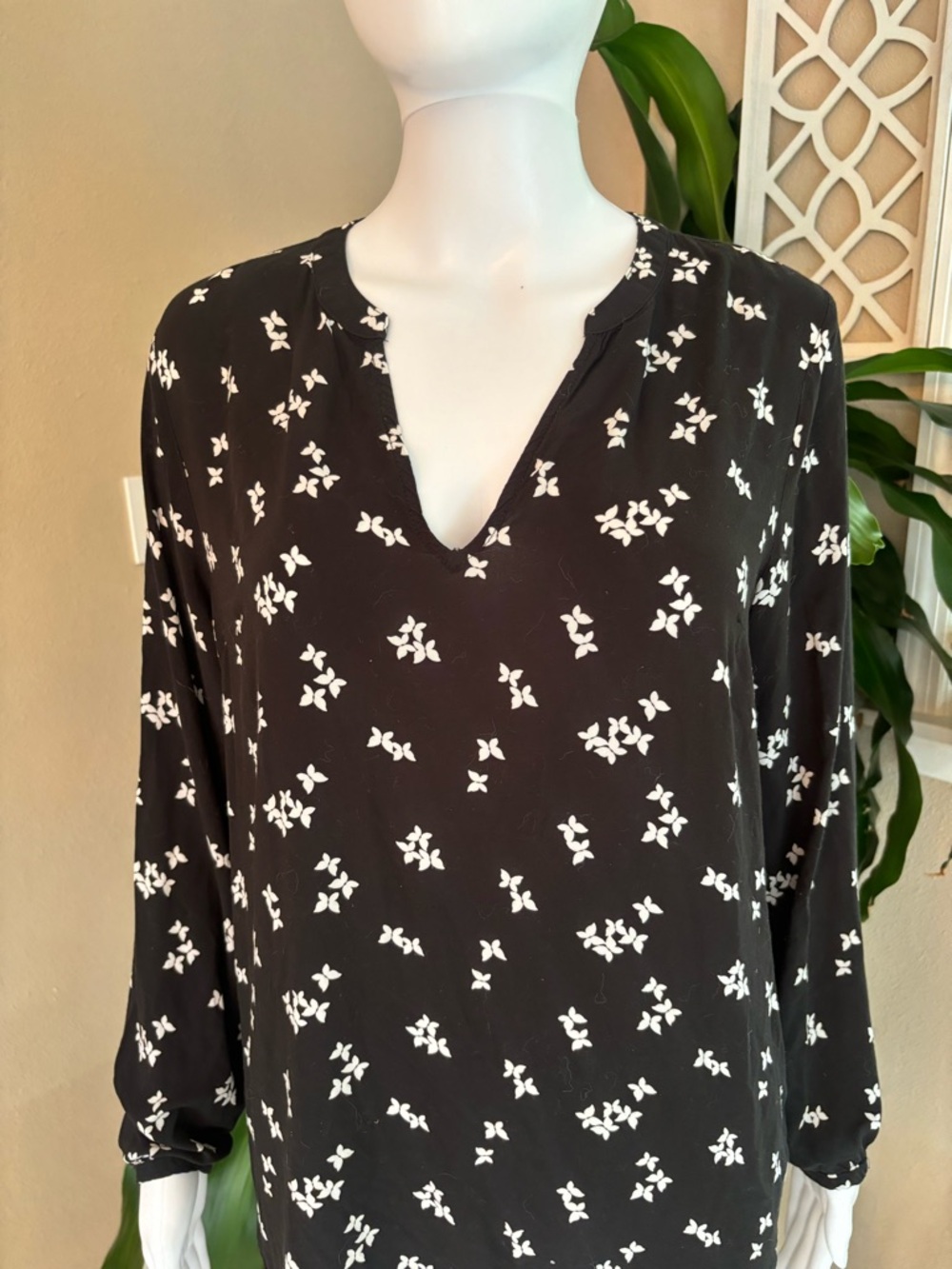 GAP Black Tunic Top with White Floral Motif - Picture 2 of 7